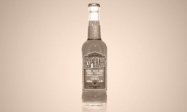 05_histoire Photographie vintage en sépia d'une bouteille de bière Desperados, connue pour son arôme de tequila, avec des gouttelettes de condensation.