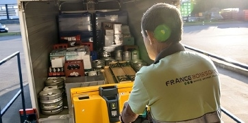 metier_distributeur_tuiles Un employé de France Boissons charge un camion avec des palettes de boissons et des fûts de bière à l'aide d'un transpalette